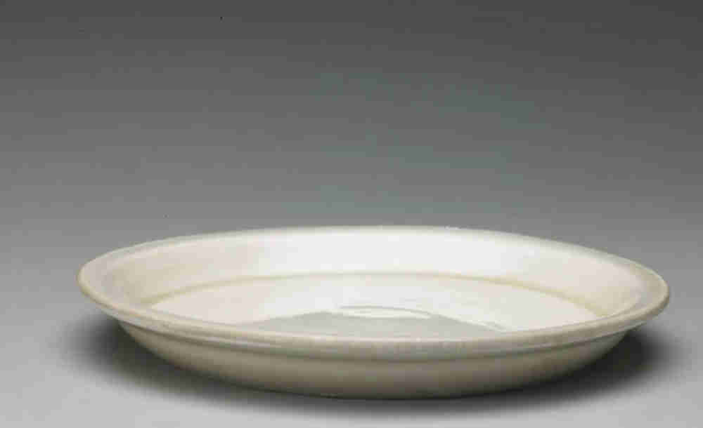 北宋時(shí)期定窯白釉描金折沿盤，展現(xiàn)了定窯高超的描金技術(shù).jpg