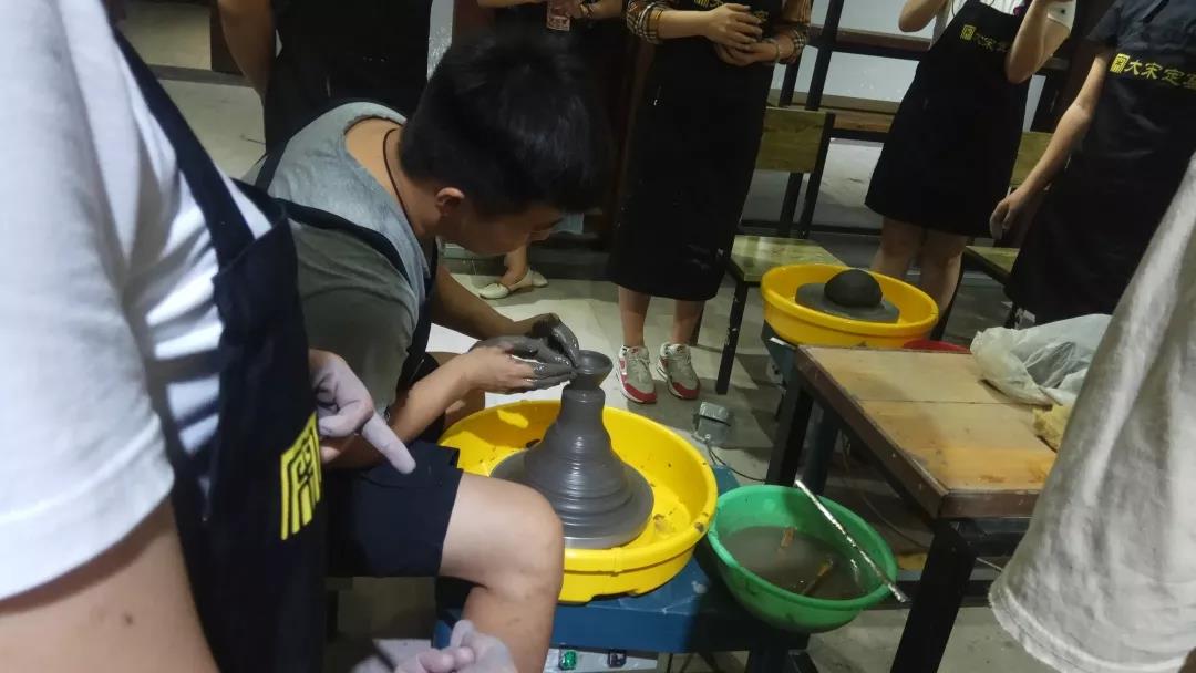 旋轉(zhuǎn)的藝術(shù)——大宋定窯傳統(tǒng)拉坯體驗(yàn)活動(圖2)