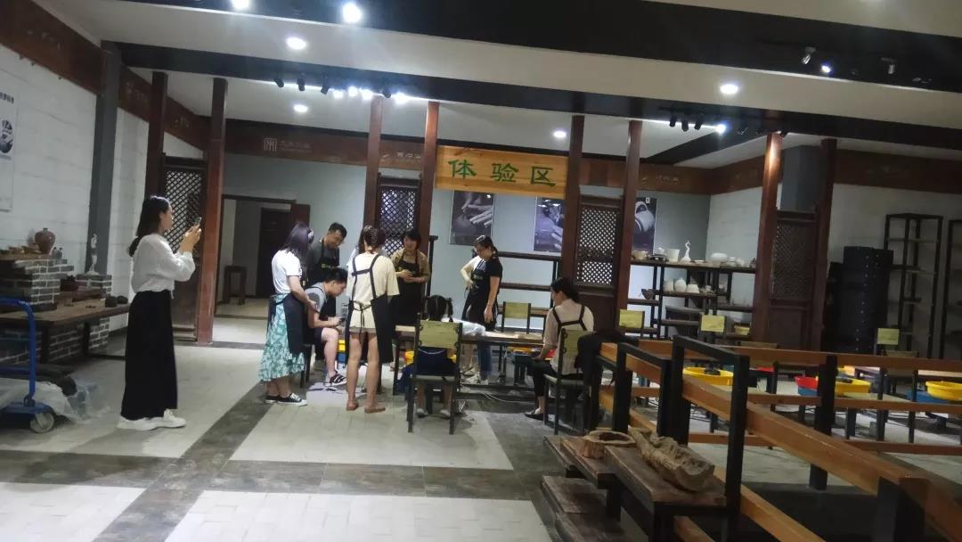 旋轉(zhuǎn)的藝術(shù)——大宋定窯傳統(tǒng)拉坯體驗(yàn)活動(圖1)