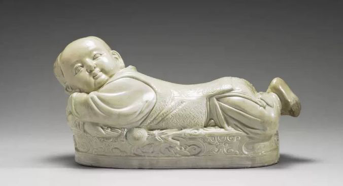 收藏于臺北故宮博物院的北宋定窯孩兒枕 收藏于臺北故宮博物院的北宋定窯孩兒枕