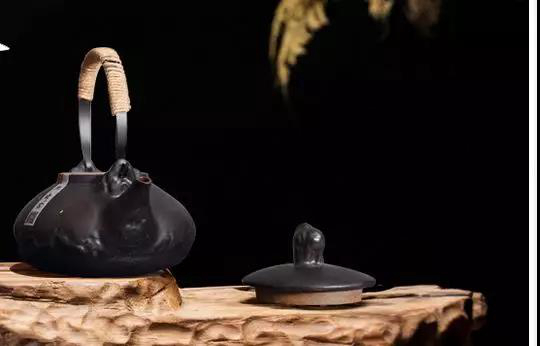 粗瓷茶具-精美的黃山提梁壺，你茶席上的首選壺