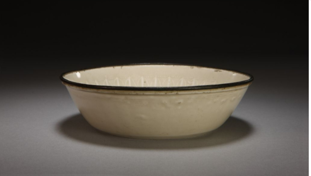 定窯白釉印花蟠螭花卉蓮瓣紋洗，運用了刻花、印花的裝飾手法