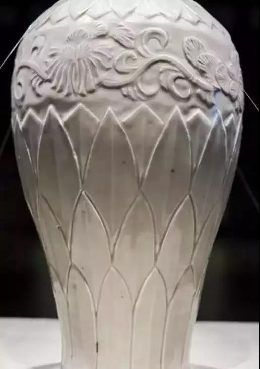 定窯白釉刻花龍首大凈瓶局部，集定窯藝術(shù)于一身