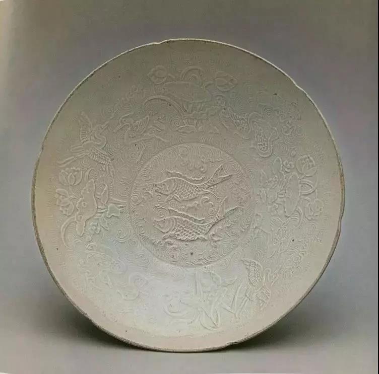 定窯印花蓮鴨雙魚(yú)紋盤(pán)