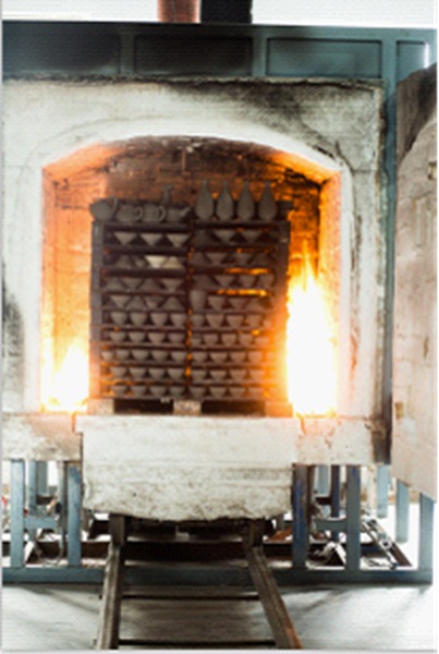 經(jīng)過窯火的高溫?zé)?，精美的定瓷茶器最終將呈現(xiàn)在我們眼前